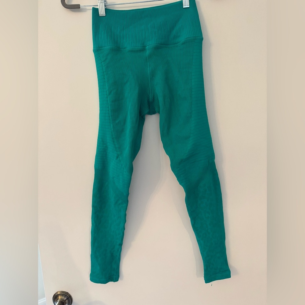 Seamless teal leopard workout leggings by Avocado